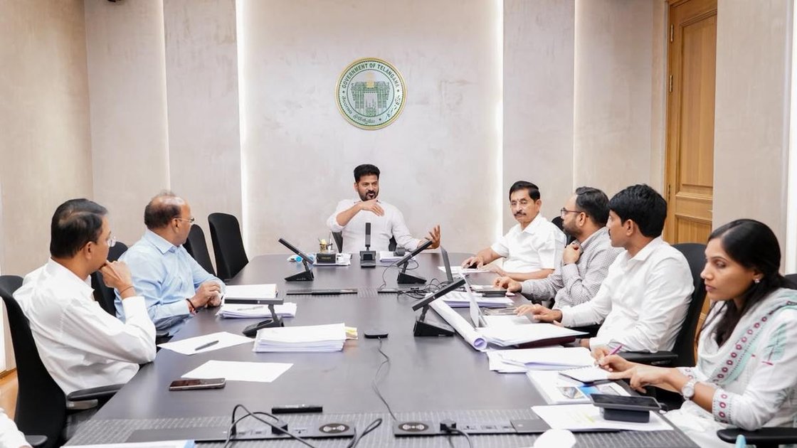तेलंगाना के मुख्यमंत्री ए. रेवंत रेड्डी समीक्षा बैठक में अधिकारियों के साथ चर्चा करते हुए