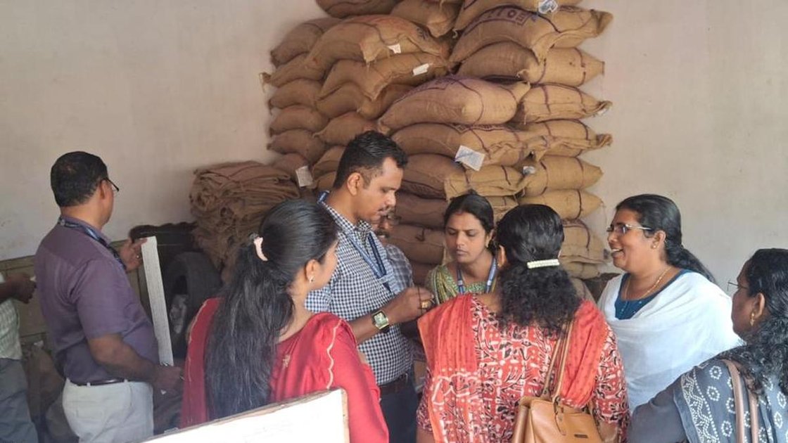 केरल में विजिलेंस ब्यूरो द्वारा राशन दुकान पर छापेमारी के दौरान खाद्यान्न की जांच करते अधिकारी