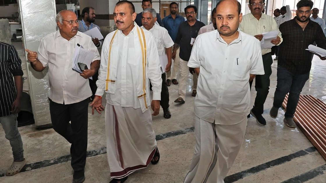 TTD संयुक्त कार्यकारी अधिकारी ए. शरथ तिरुपति में श्री पद्मावती चिल्ड्रेन हॉस्पिटल निर्माण स्थल का निरीक्षण करते हुए