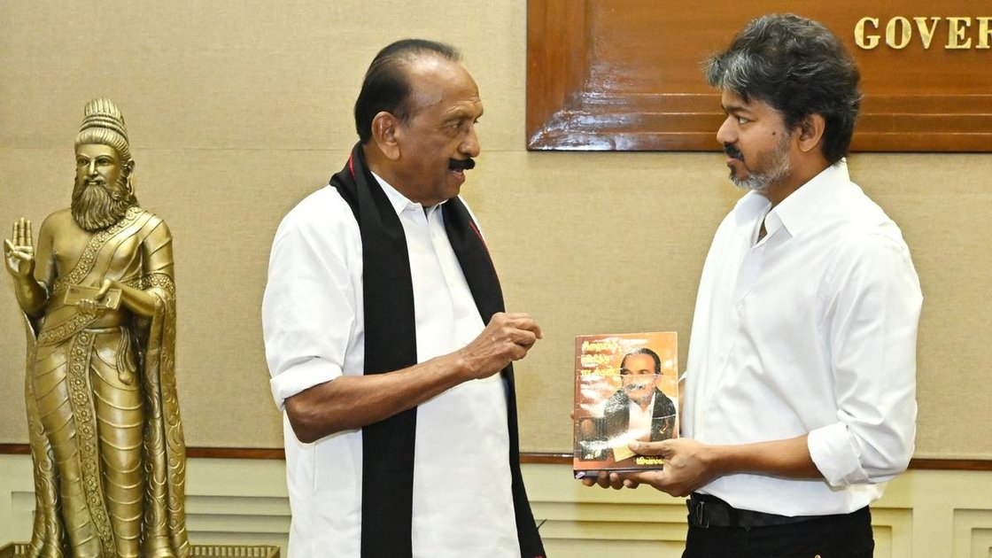 MDMK नेता वैको मुख्यमंत्री सी. जोसेफ विजय को ज्ञापन सौंपते हुए
