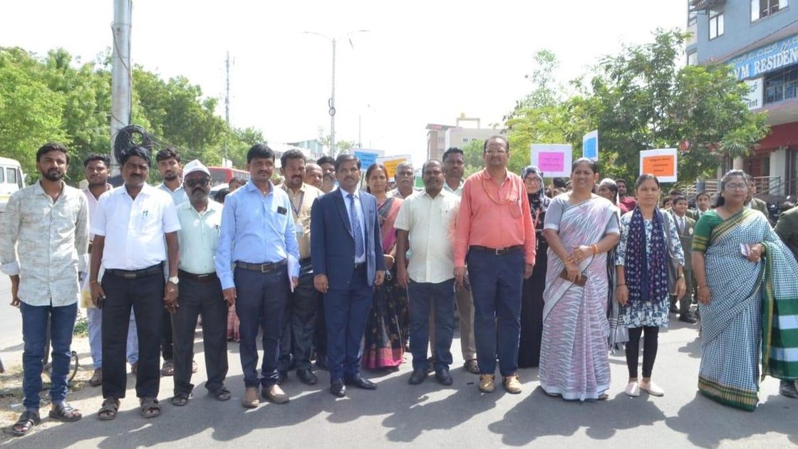 यादगीर में बाल श्रम विरोधी जागरूकता रैली में लोग हाथों में पोस्टर लिए हुए