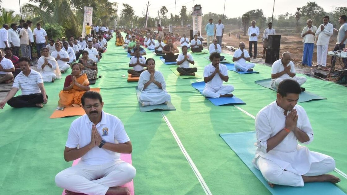 विजयनगरम जिले के नेलिवाड़ा गांव में योग कार्यक्रम में मंत्री कोंडापल्ली श्रीनिवास और कलेक्टर एस. रामसुंदर रेड्डी