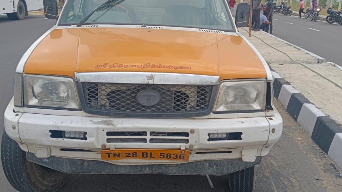 रानीपेट सड़क हादसे में क्षतिग्रस्त दोपहिया वाहन और वैन का दृश्य