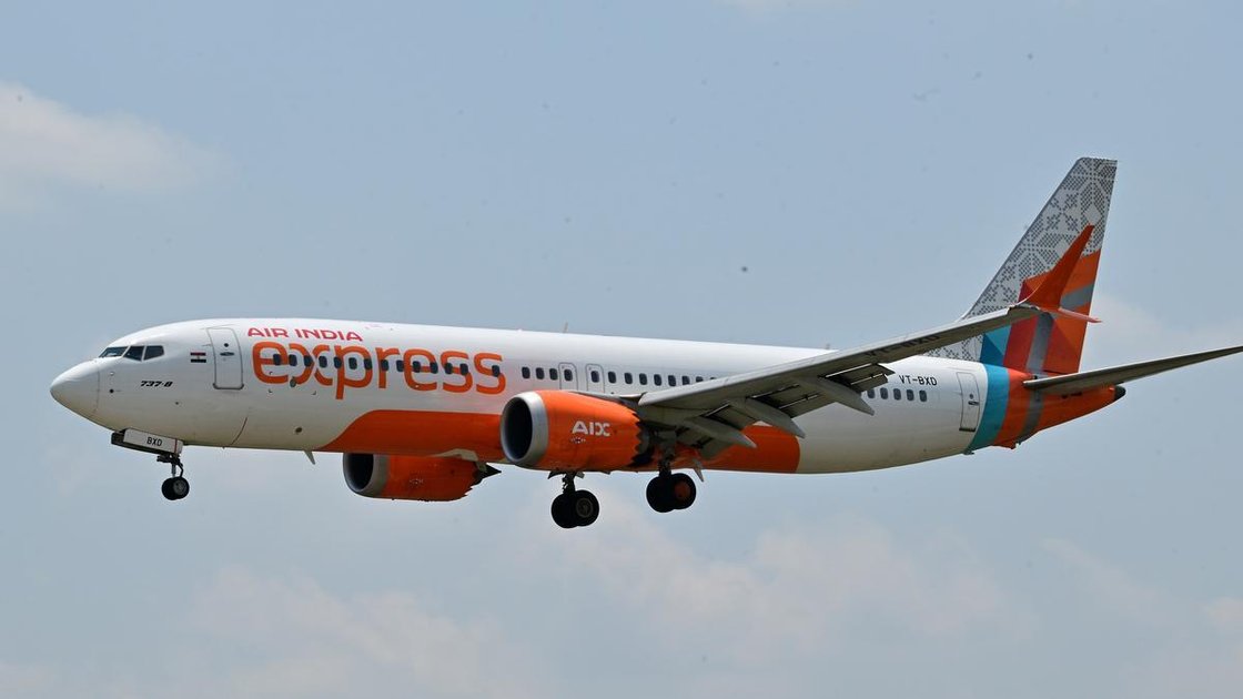 Air India Express विमान कन्नूर हवाईअड्डे पर खड़ा है