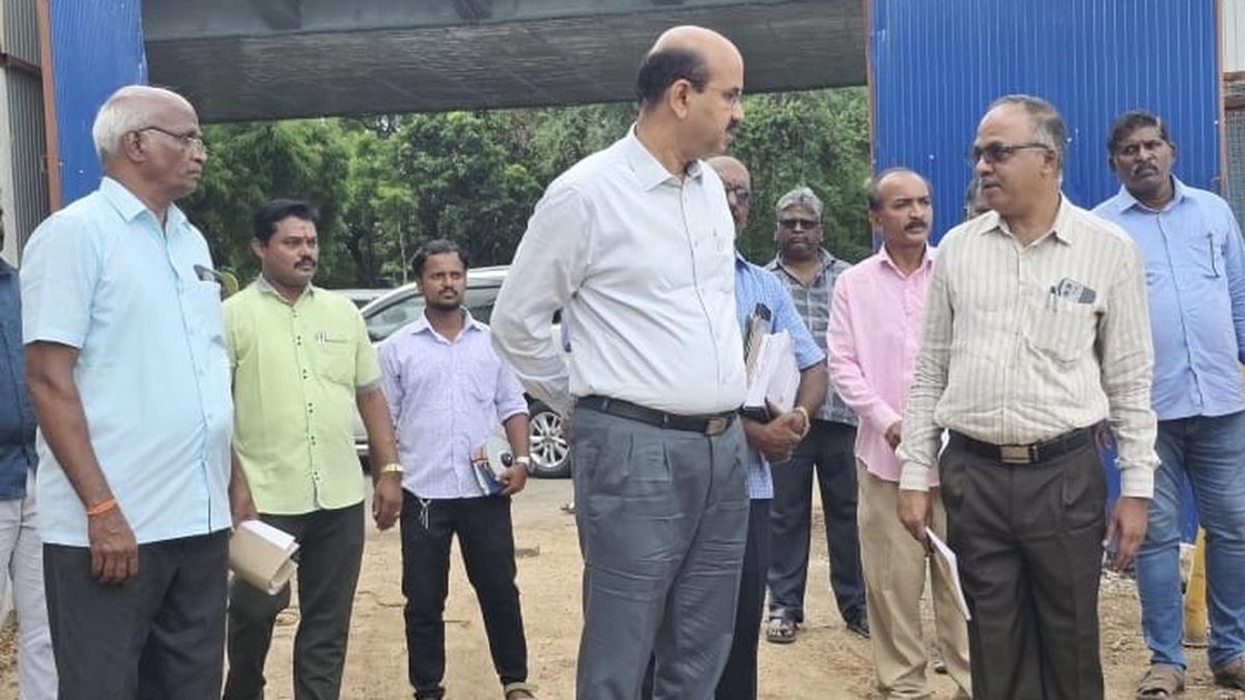 जिला कलेक्टर जी. रविकुमार अंबुर में नए बस टर्मिनस के निर्माण स्थल का निरीक्षण करते हुए