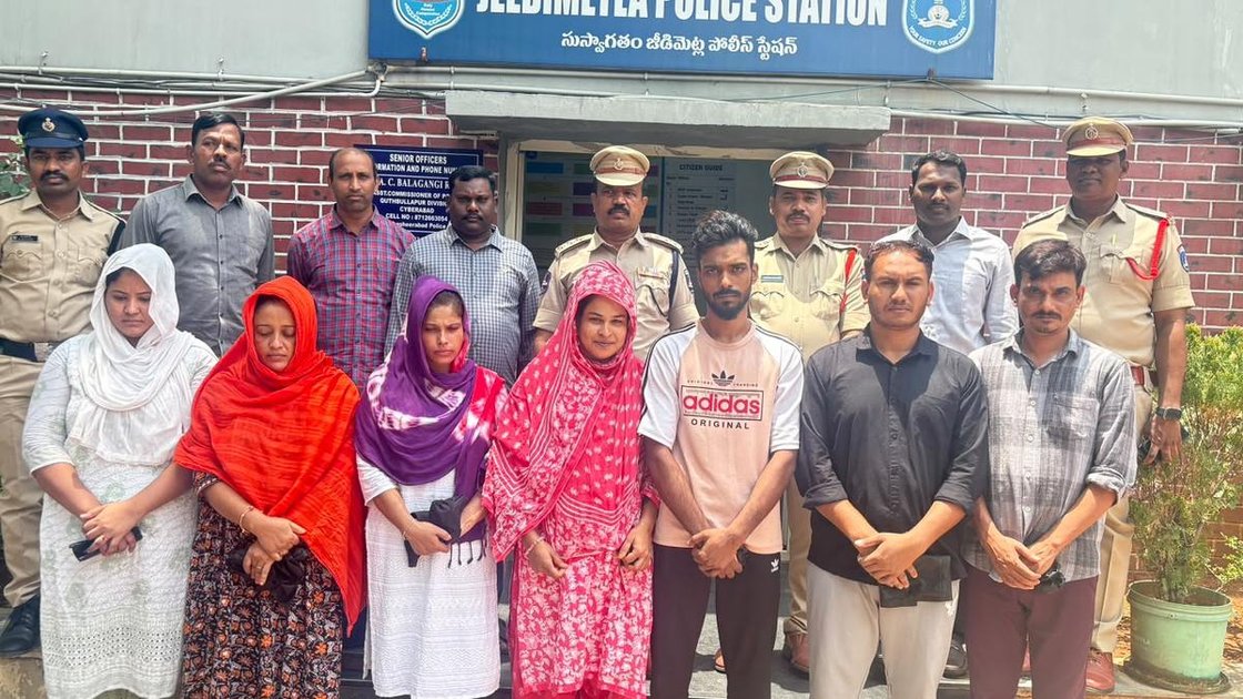 जीदिमेटला पुलिस द्वारा हैदराबाद में अवैध बांग्लादेशी नागरिकों को गिरफ्तार करते हुए