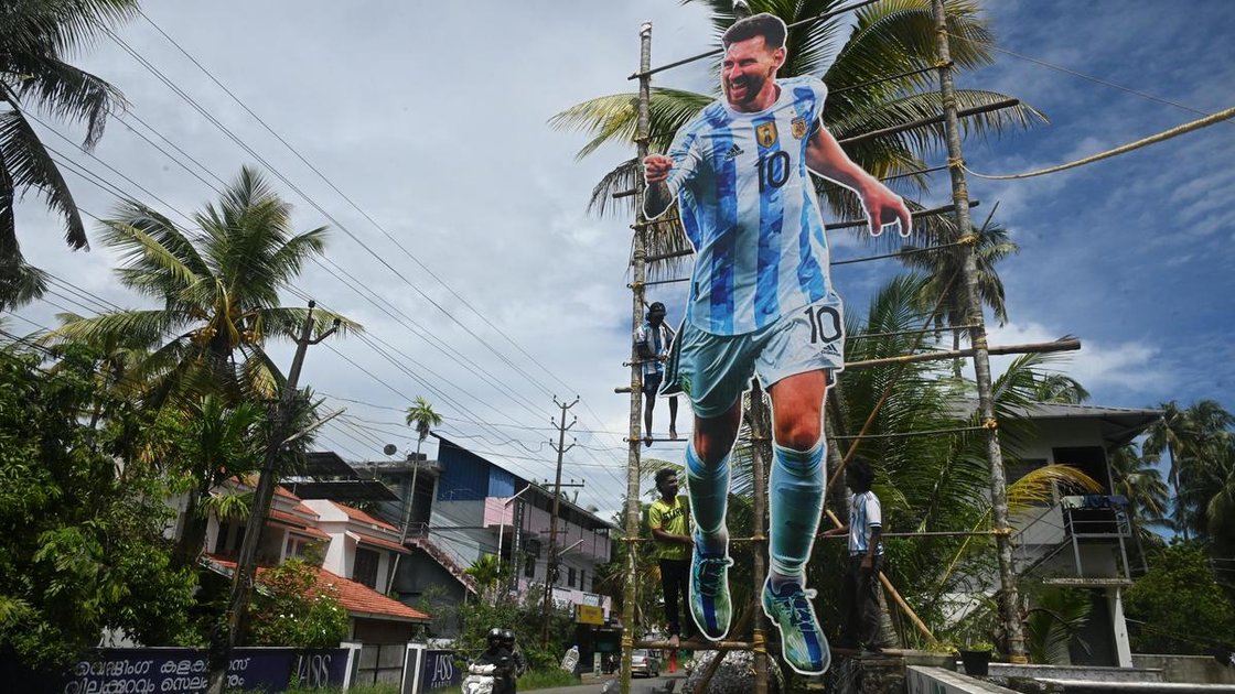 Chellanam में Lionel Messi का 25 फुट का कटआउट