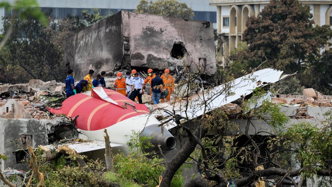 एयर इंडिया की बोइंग 787 ड्रीमलाइनर विमान के टेल सेक्शन का निरीक्षण करती टीम, जो अहमदाबाद में दुर्घटनाग्रस्त हुआ था