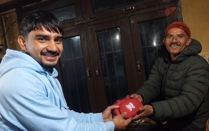 Himachal Pradesh Churdhar priest in Himachal returns purse with gold worth Rs 5 lakh, cash after three-day search - HimachalGovt