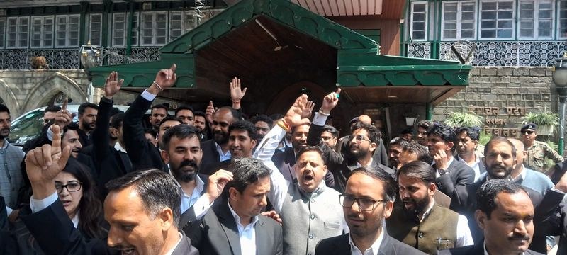 Himachal Pradesh Himachal lawyers protest fee hike, disrupt traffic - HimachalGovt