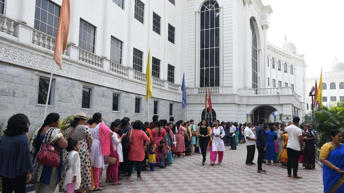 सालार जंग संग्रहालय में आगंतुक टिकट खरीदने के लिए लाइन में खड़े हैं