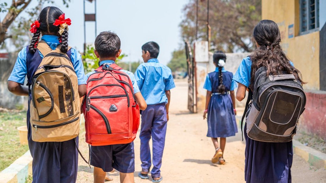 छत्तीसगढ़ के एक सरकारी स्कूल में प्रार्थना सभा का प्रतिनिधित्व करता चित्र