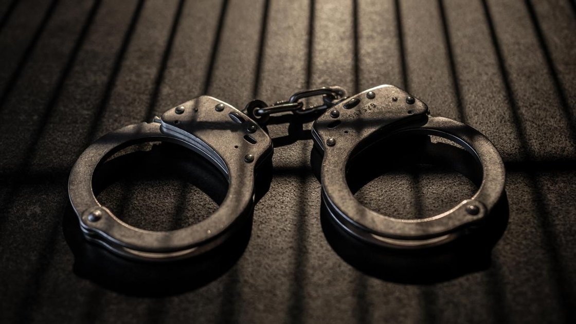 लोकायुक्त पुलिस द्वारा रिश्वत लेते स्वास्थ्य निरीक्षक की गिरफ्तारी का प्रतीकात्मक चित्र