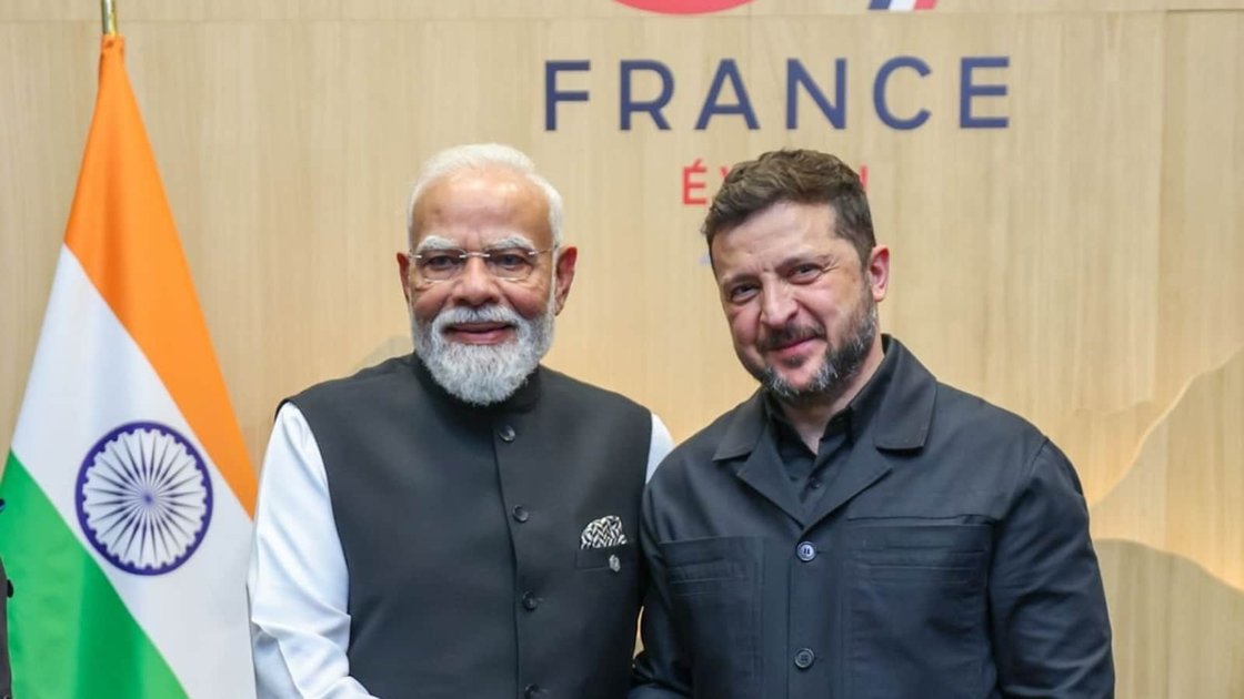 प्रधानमंत्री नरेंद्र मोदी और अमेरिकी राष्ट्रपति डोनाल्ड ट्रंप G7 शिखर सम्मेलन में हाथ मिलाते हुए