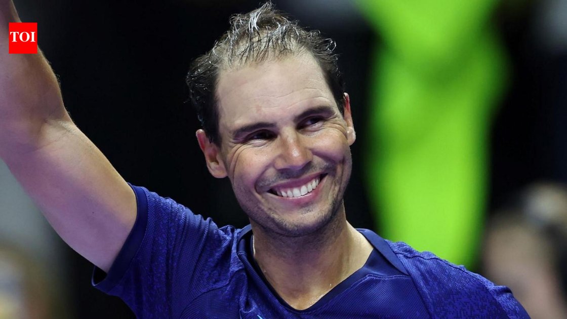 Rafael Nadal टेनिस अकादमी में युवा खिलाड़ियों को संबोधित करते हुए