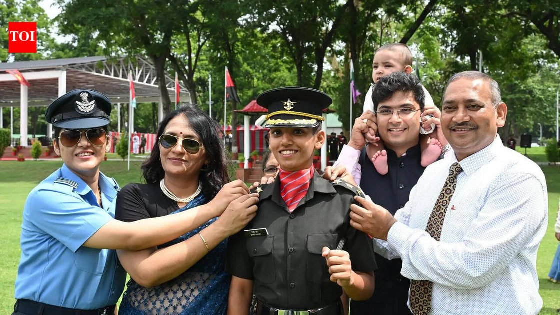 IMA की महिला कैडेट 50 किलो के रक्सैक के साथ दौड़ती हुई