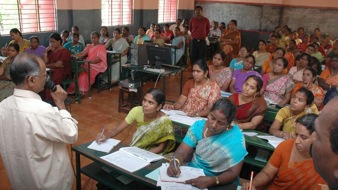 चेन्नई निगम के कर्मचारी जनगणना प्रशिक्षण कार्यक्रम में भाग लेते हुए
