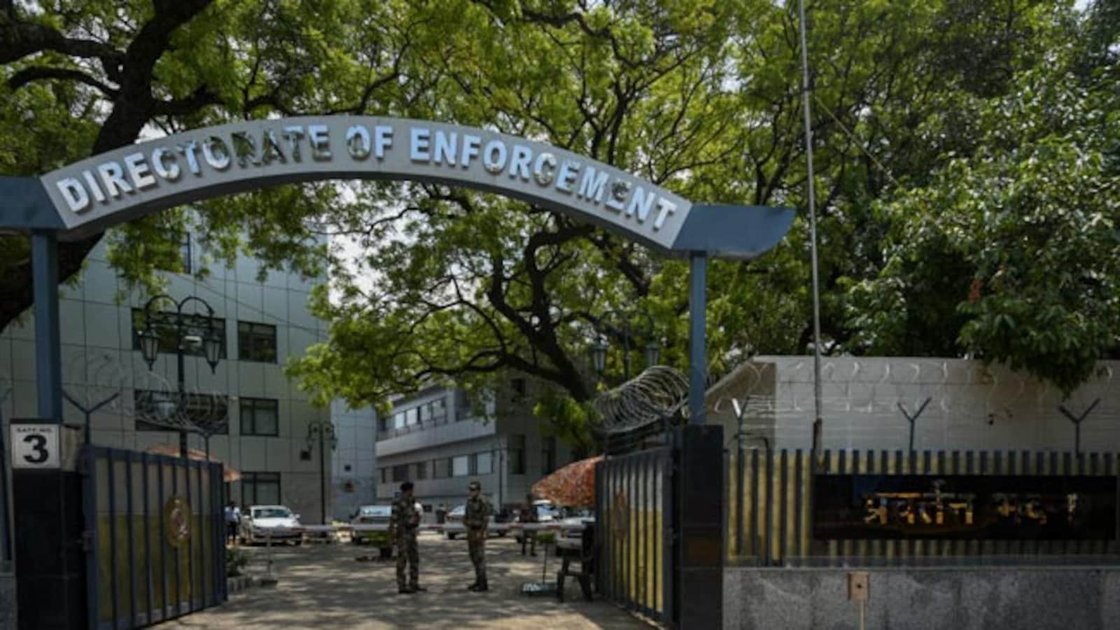 ED अधिकारी Reliance Telecom के पूर्व निदेशकों को गिरफ्तार करते हुए
