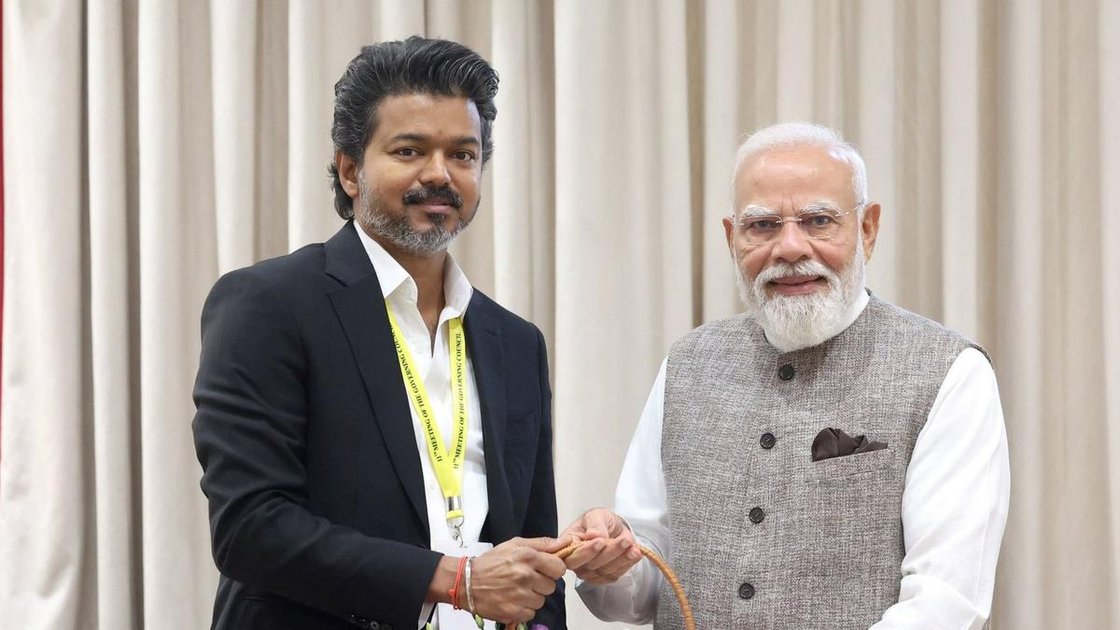 तमिलनाडु के मुख्यमंत्री सी. जोसेफ विजय प्रधानमंत्री नरेंद्र मोदी से NITI Aayog बैठक के दौरान मुलाकात करते हुए