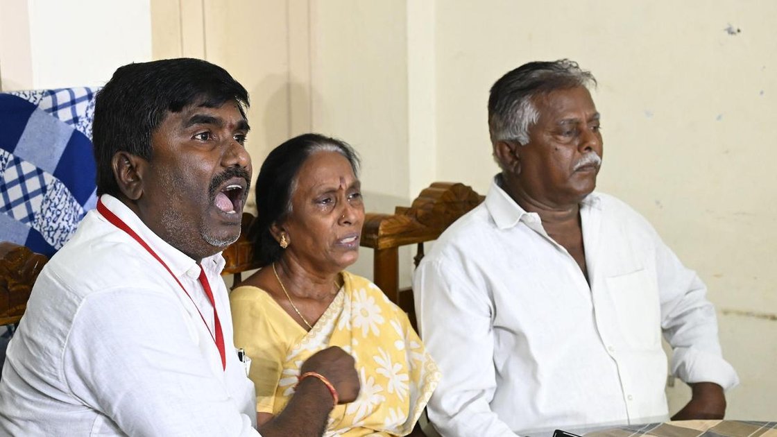 गडे साई कृष्णा के परिवार के सदस्य विजयवाड़ा में मीडिया को संबोधित करते हुए
