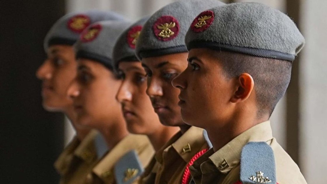 NDA से कमीशन प्राप्त करने वाली पहली महिला अधिकारियों का समूह फोटो